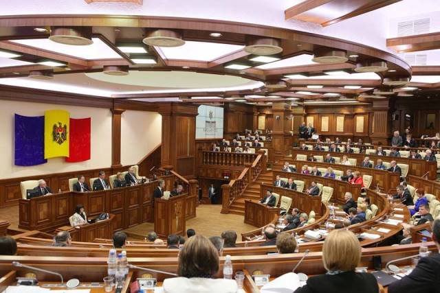 Парламент Молдавии выразил вотум недоверия правительству